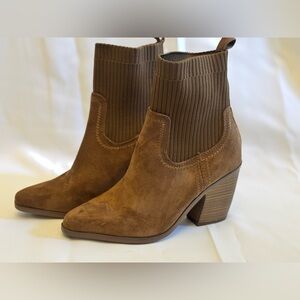 Women’s Size 6 Universal Thread Brown Suede Ankle Boots